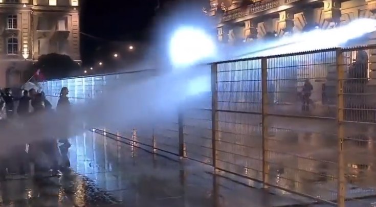 Datei:Querdenker Oesterreich vor Bundeshaus Wien September 2021.jpg