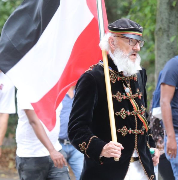 Datei:Querdenken-Demonstrant 29 8 2020.jpg