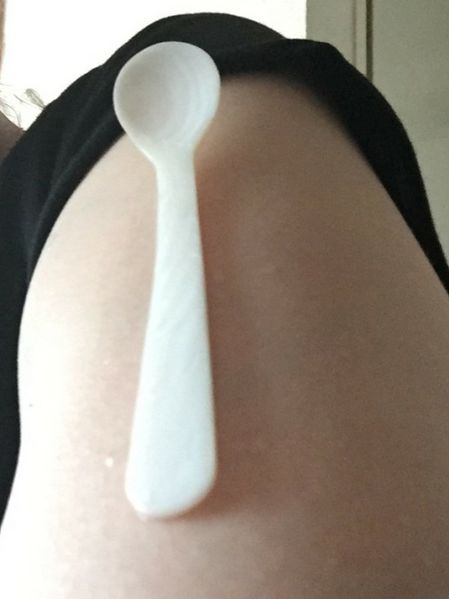 Fichier:Impfmagnetismus Plastikloeffel 2021.jpg